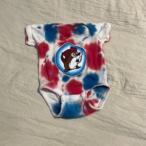 Buc-ee’s red, white, and blue let’s get poppin’ tie-die onesie 3 months